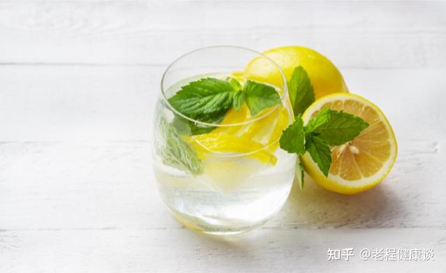 柠檬泡水好处_柠檬水功效作用_柠檬杯产地