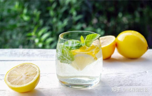 柠檬泡水好处_柠檬水功效作用_柠檬杯产地